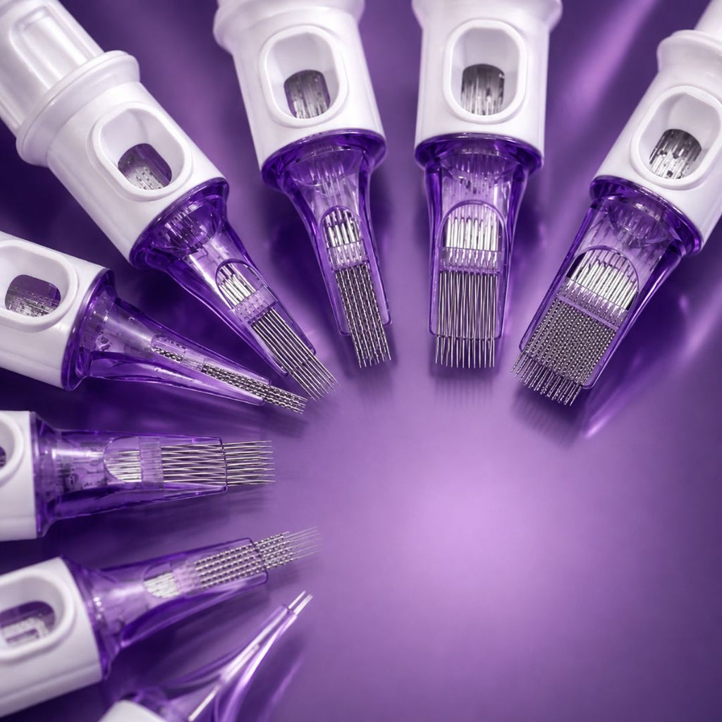 Agujas PMU CM Supply HARD con diferentes configuraciones de puntas y cartuchos de color blanco y violeta para micropigmentación profesional