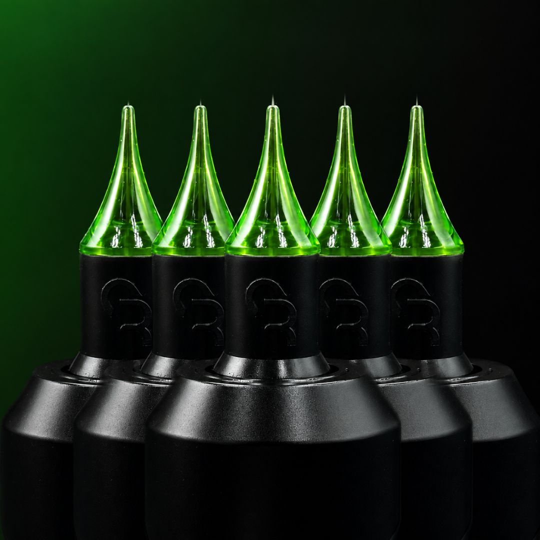 Detalle de cartuchos PMU CM Supply SOFT con puntas verdes transparentes y agujas visibles para micropigmentación profesional