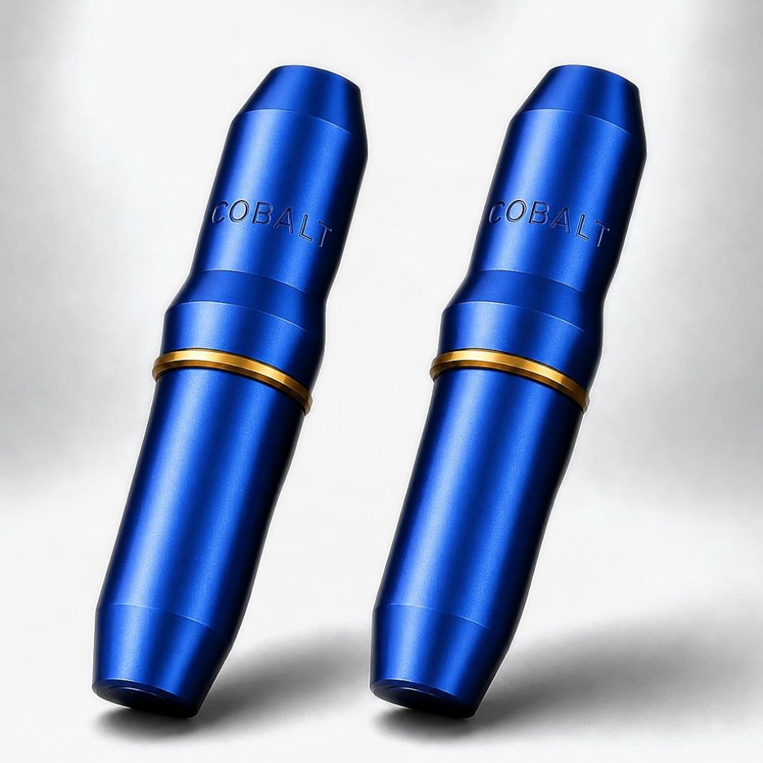 Máquina de micropigmentación COBALT azul en vista frontal, diseño profesional para PMU y dermopigmentación
