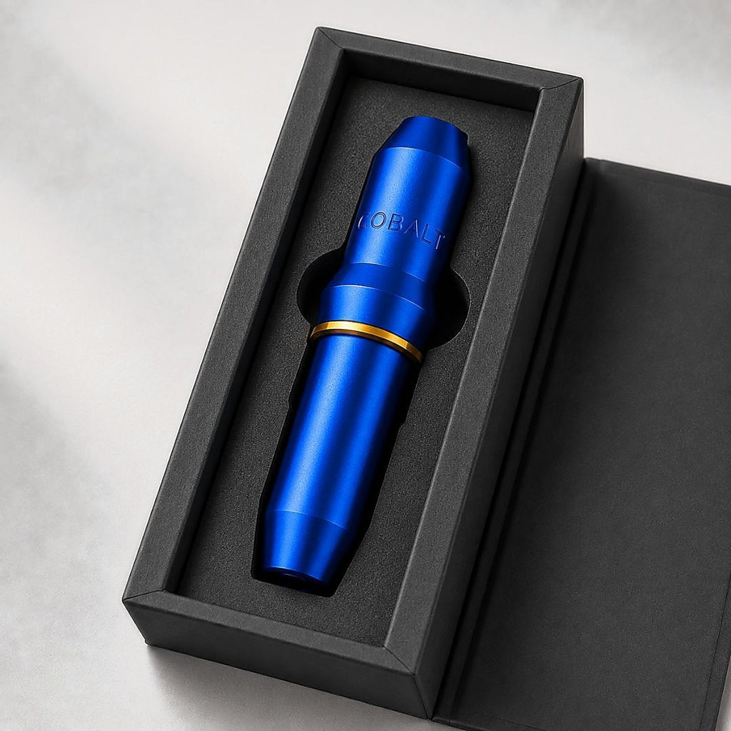 Máquina PMU COBALT azul presentada en estuche protector con alojamiento interior para uso profesional