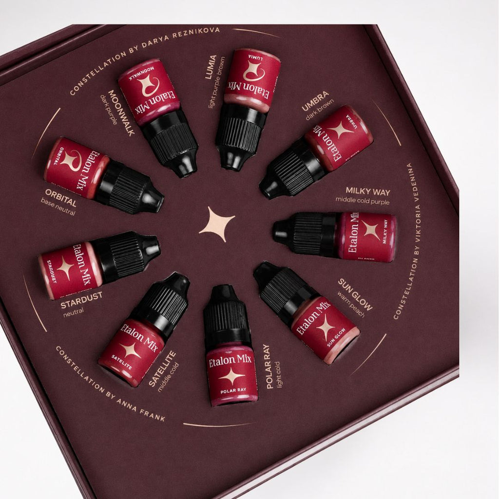 Sistema de color Etalon Mix Favor Lips con 9 pigmentos profesionales para micropigmentación de labios de 5 ml. Colección desarrollada en colaboración con Anna Frank, Darya Reznikova y Viktoria Vedenina, organizada en tres constelaciones que combinan pigmentos minerales, orgánicos e híbridos para crear mezclas precisas y resultados personalizados.