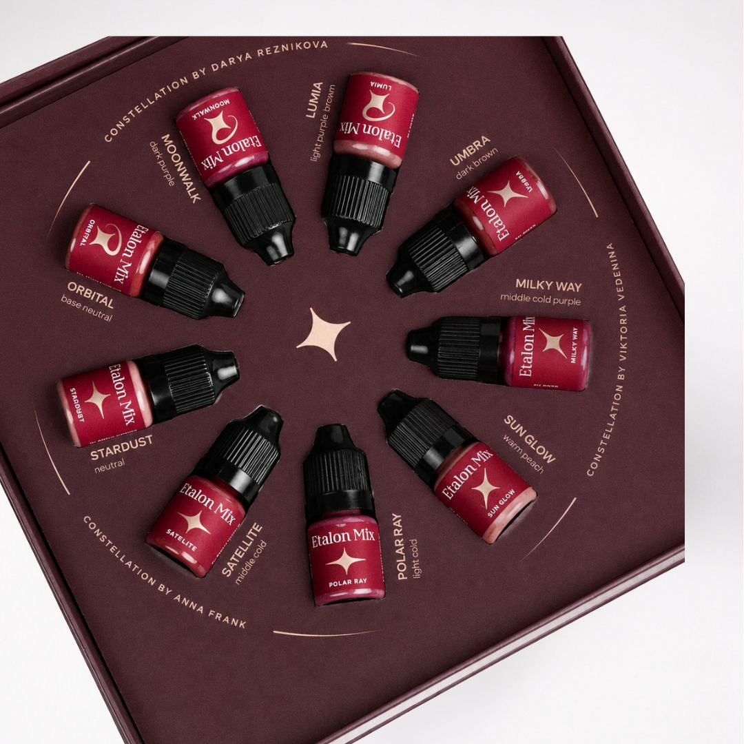 Sistema de color Etalon Mix Favor Lips con 9 pigmentos profesionales para micropigmentación de labios de 5 ml. Colección desarrollada en colaboración con Anna Frank, Darya Reznikova y Viktoria Vedenina, organizada en tres constelaciones que combinan pigmentos minerales, orgánicos e híbridos para crear mezclas precisas y resultados personalizados.