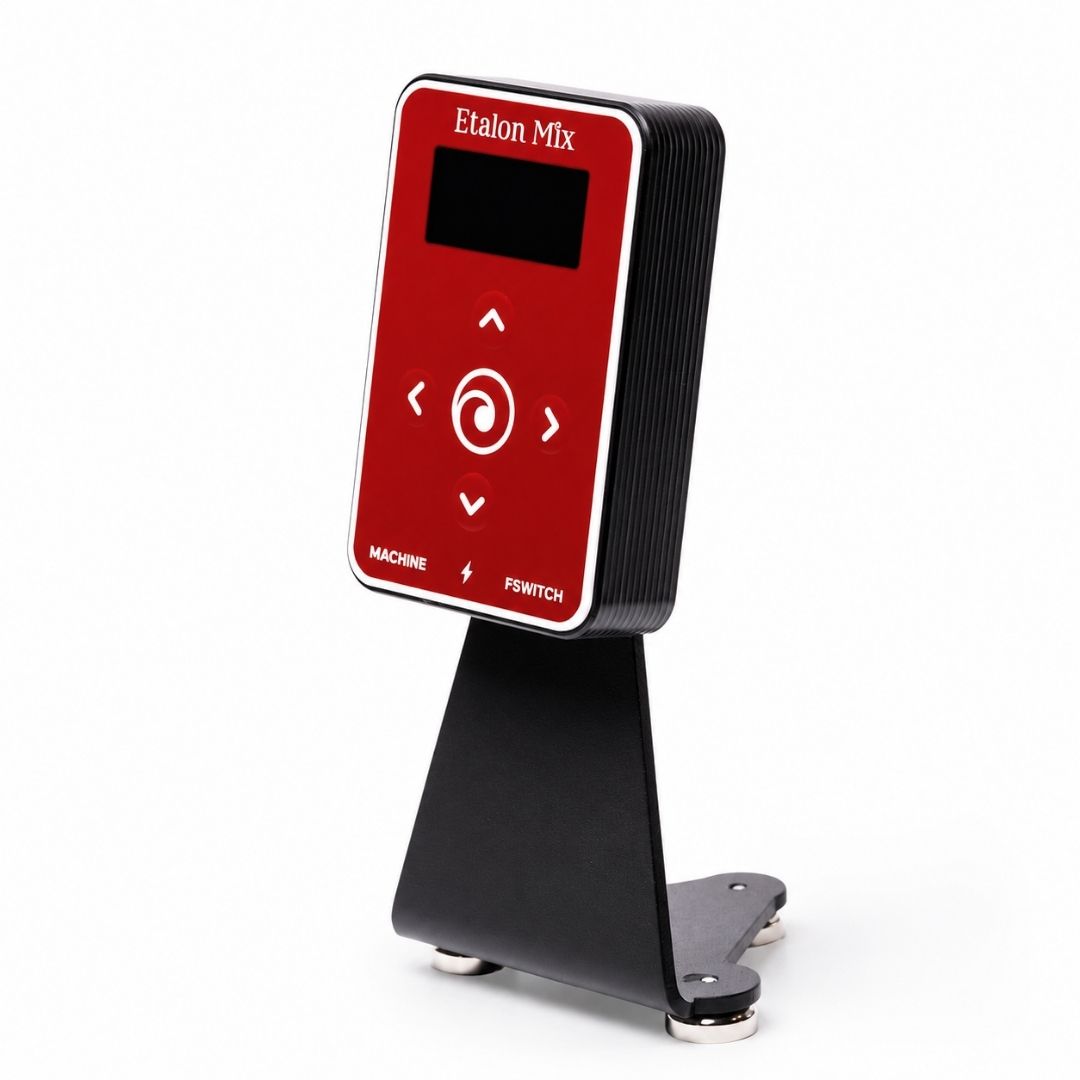 Fuente Etalon Mix Model X instalada sobre base magnética para PMU