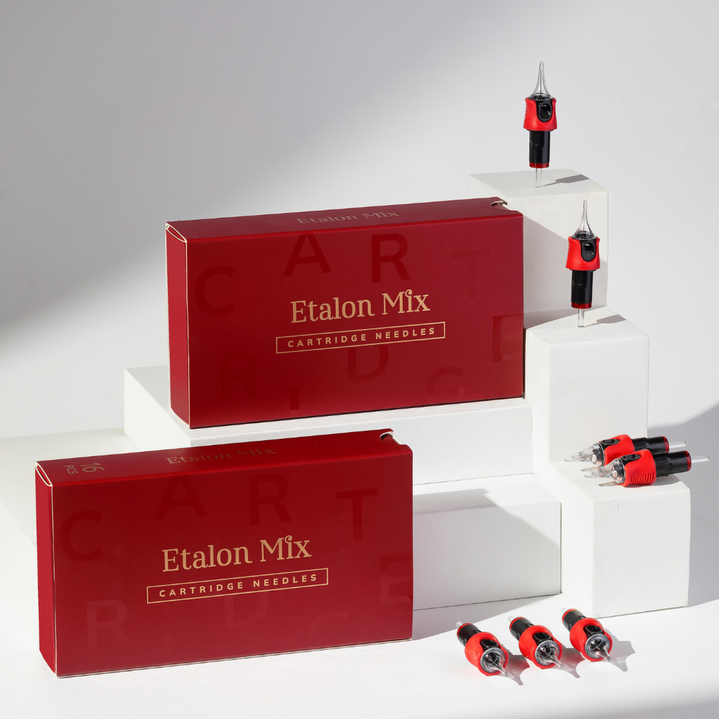 Cajas Etalon Mix Cartridge Needles con cartuchos PMU Round Shader presentados sobre expositores blancos