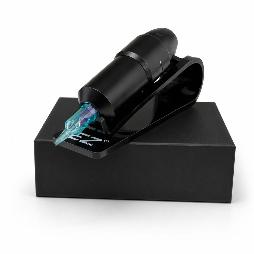 Pen machine colocada sobre soporte EZ Pen Tray para PMU y tattoo