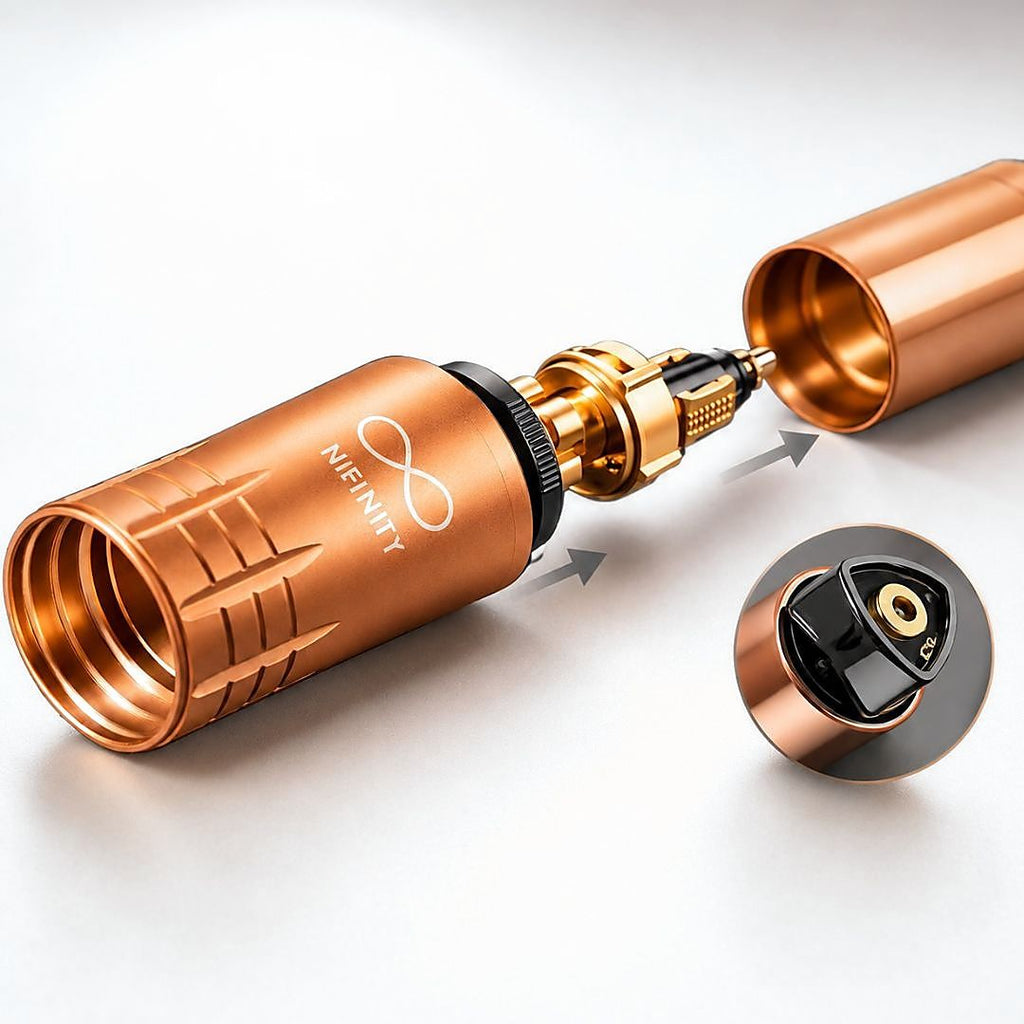 Máquina PMU Infinity Mini dorada desmontada mostrando el cuerpo y la conexión interna del dispositivo para micropigmentación profesional