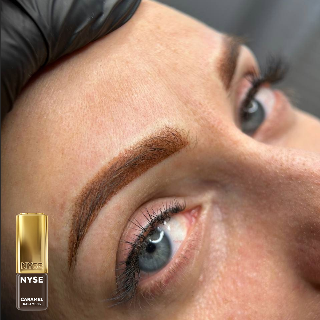 Resultado de micropigmentación de cejas con NYSE Caramel efecto natural cálido y definido en piel clara