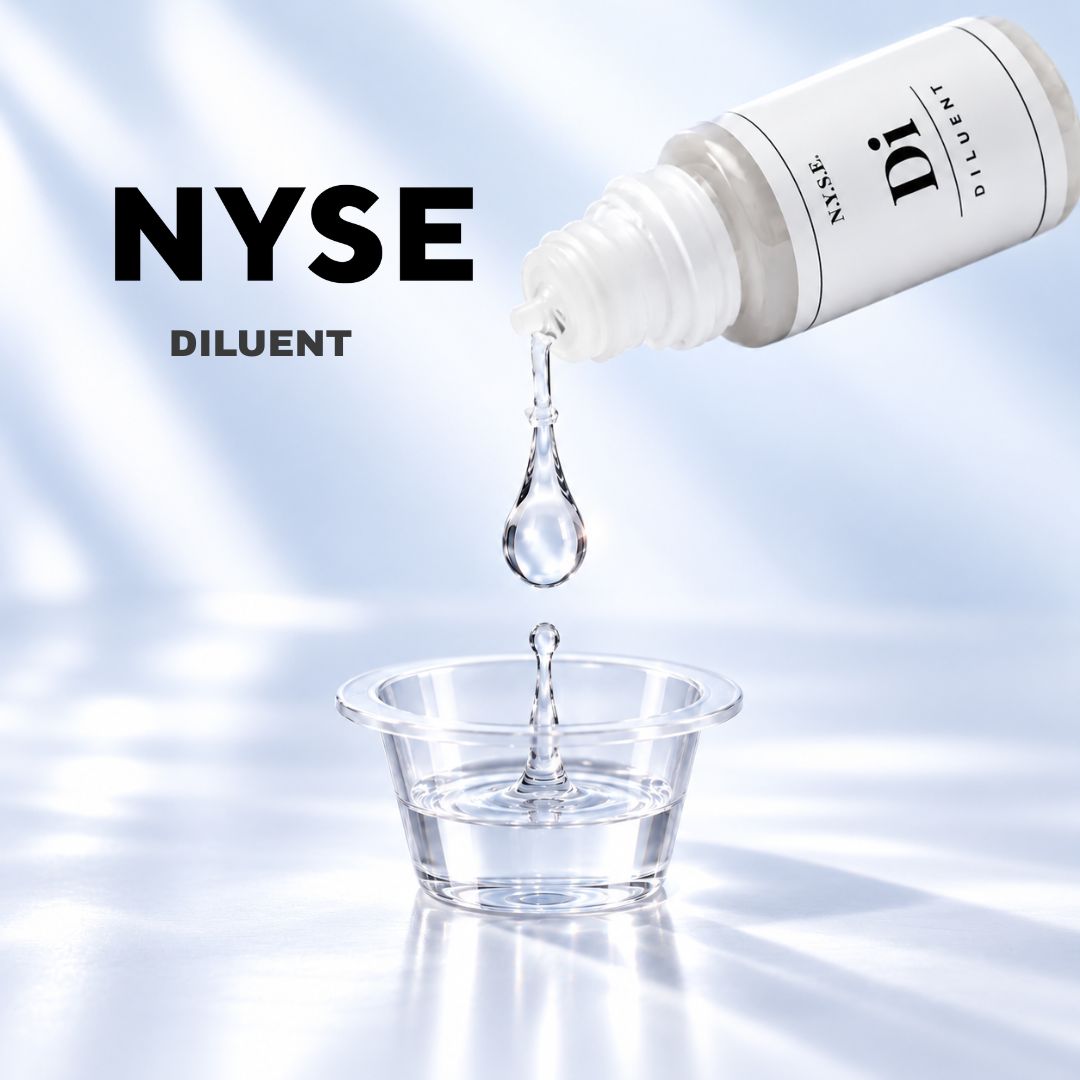 Gotas de NYSE Diluent vertidas en un vasito porta pigmento para ajustar la consistencia y fluidez de una mezcla PMU