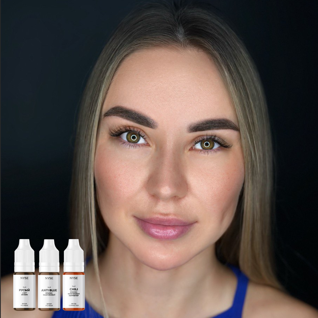 Resultado de micropigmentación de cejas con NYSE Rusy No4 marrón claro frío equilibrado, efecto natural en piel clara con apoyo de tonos correctores profesionales