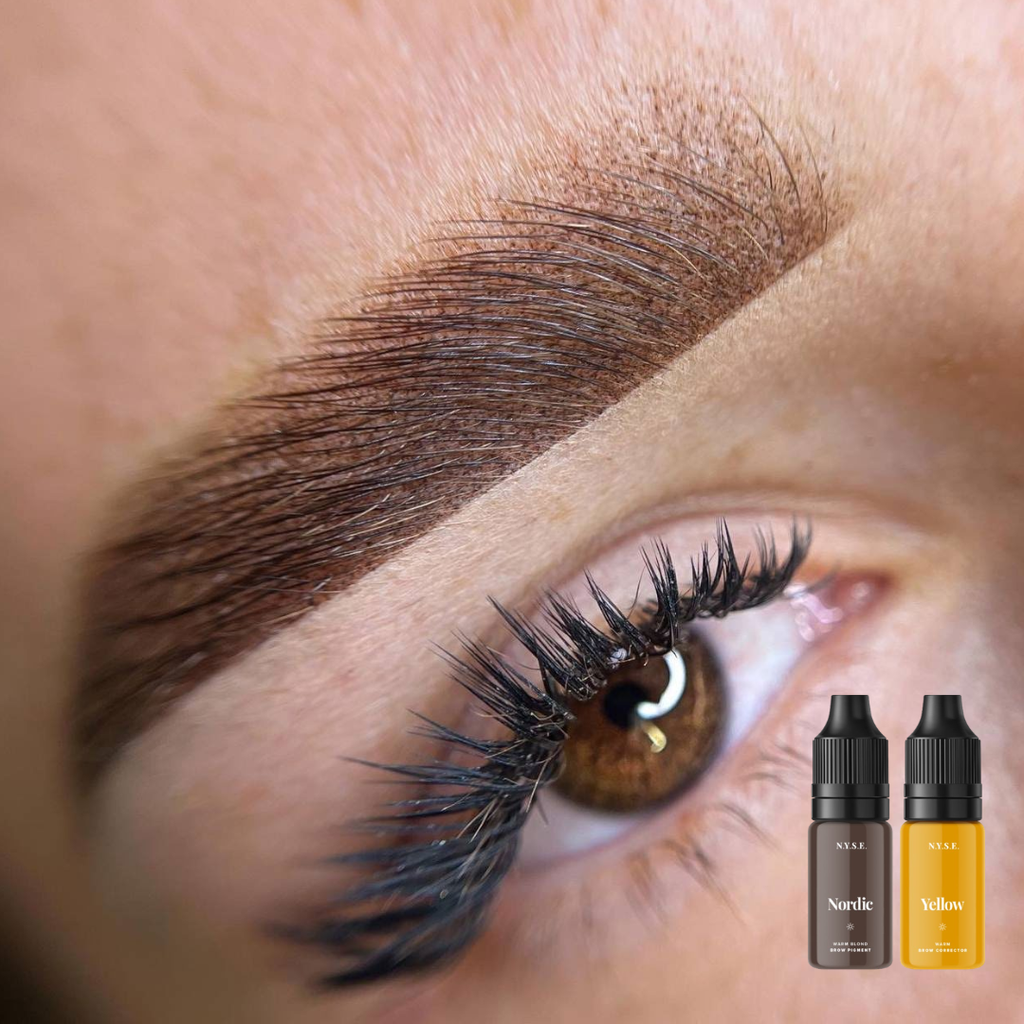 Corrector PMU NYSE Yellow aplicado en cejas resultado natural tras neutralización de tonos fríos azulados micropigmentación profesional