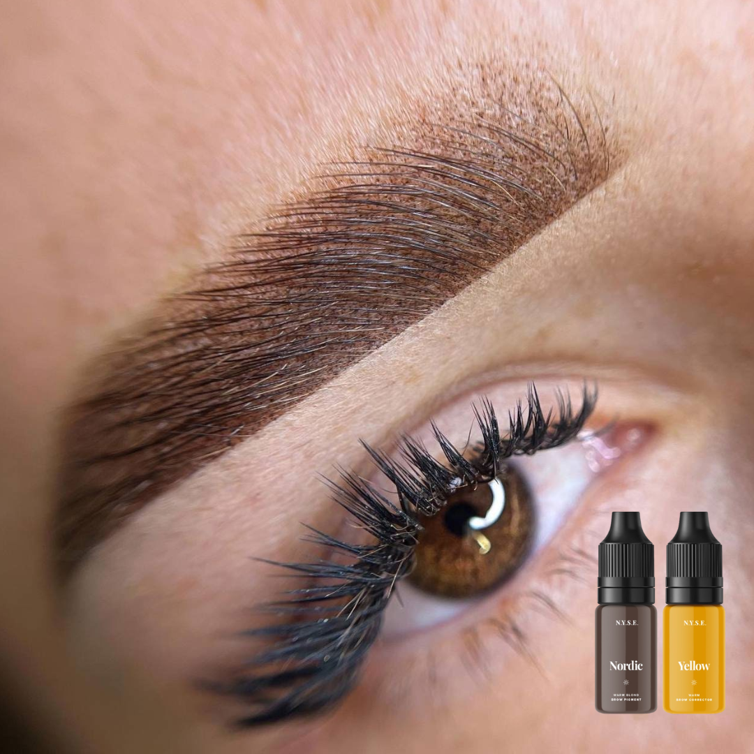 Corrector PMU NYSE Yellow aplicado en cejas resultado natural tras neutralización de tonos fríos azulados micropigmentación profesional