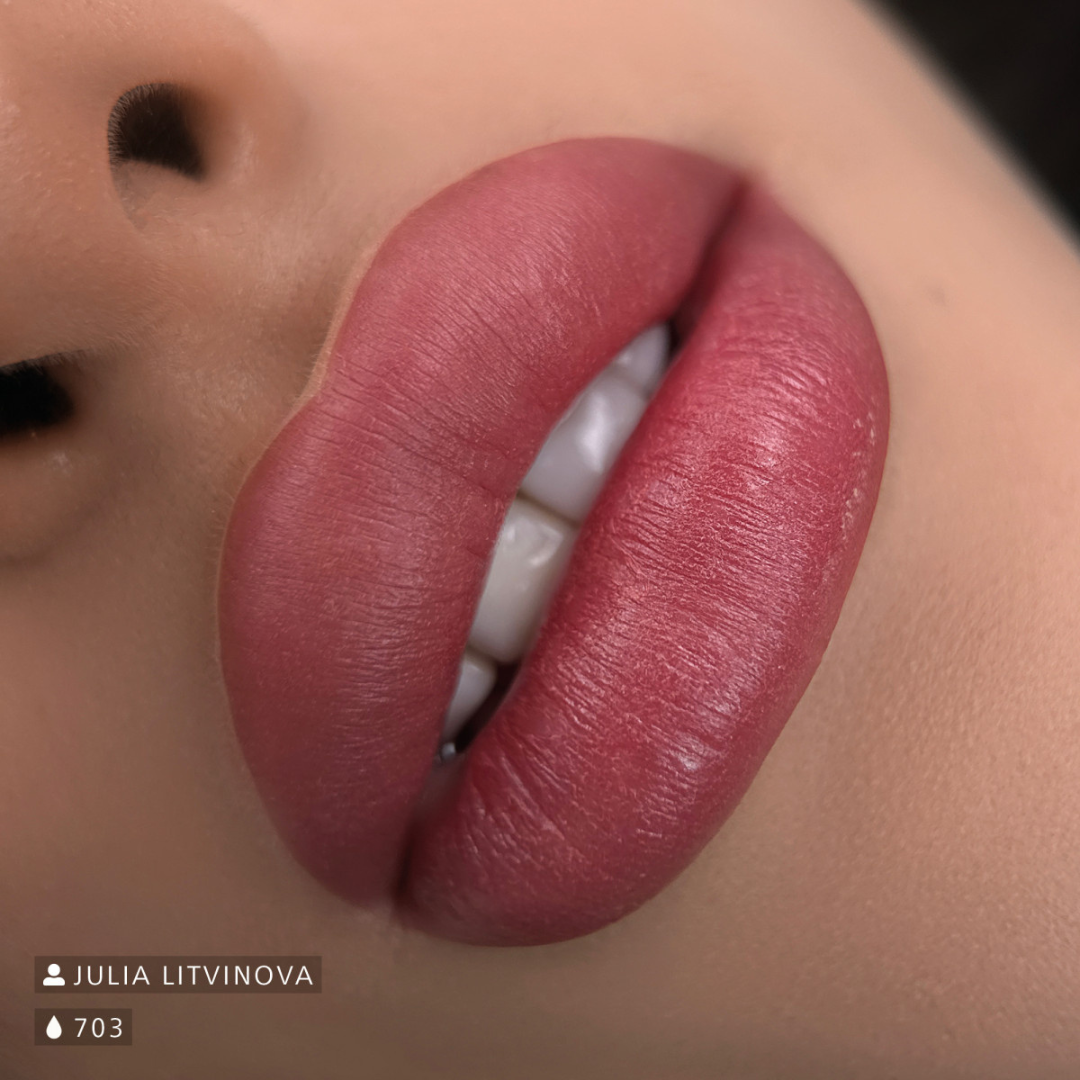 Resultado de micropigmentación de labios con Swiss Color 703 Arizona Red, rojo rosado oscuro uniforme y elegante, ideal para técnicas soft y efecto definido