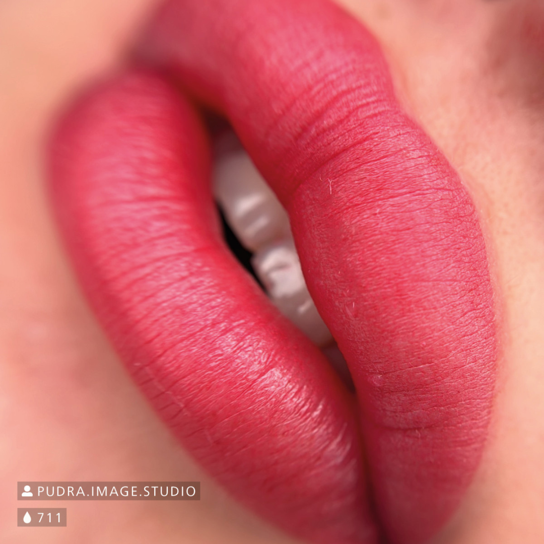 Resultado de micropigmentación de labios con Swiss Color 711 Romantic Rouge, rojo clásico elegante efecto labial, acabado uniforme y definido para técnicas PMU