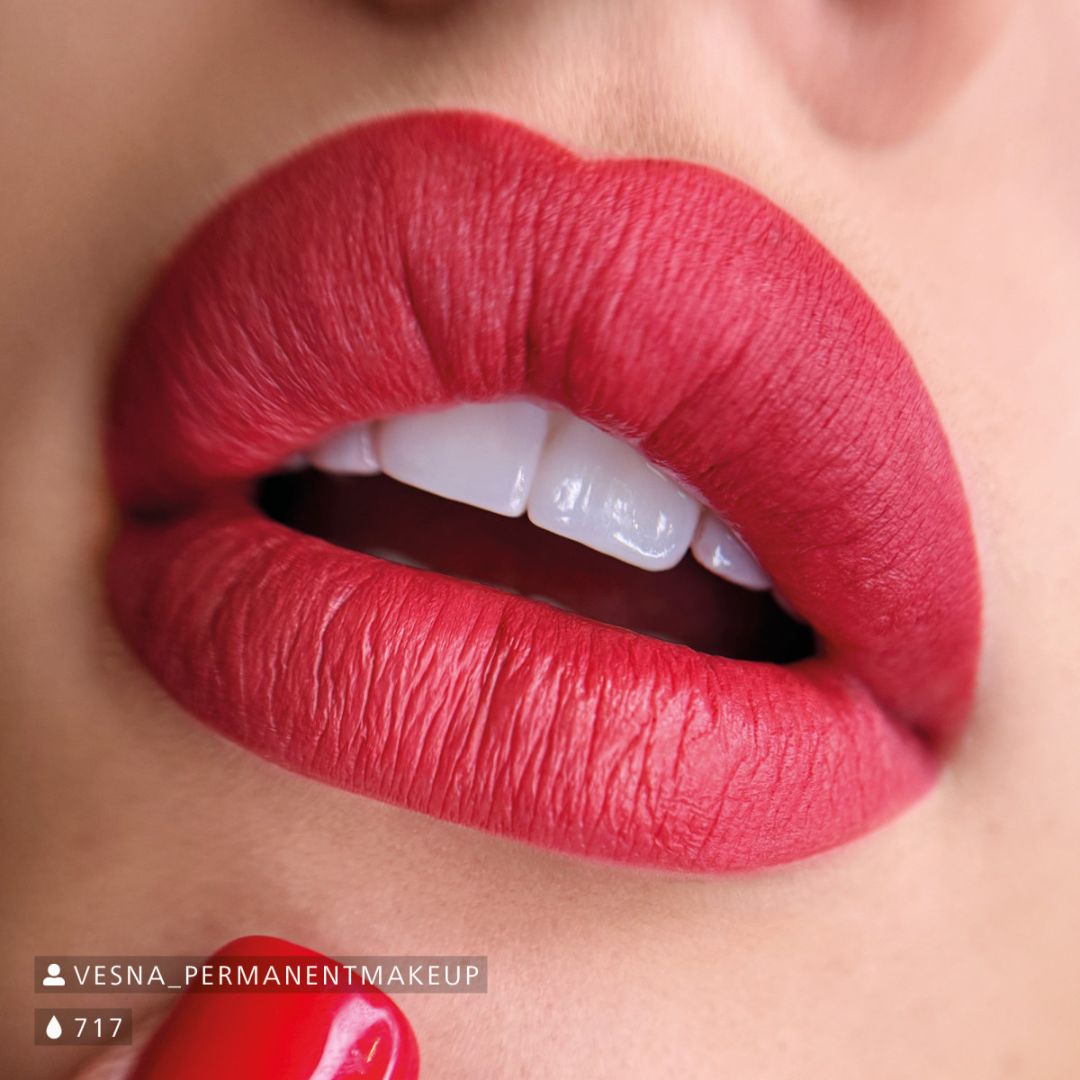 Resultado de micropigmentación de labios con Swiss Color 717 Velvet Kiss, rosa malva cálido uniforme y elegante, ideal para lip blush y técnicas soft lips