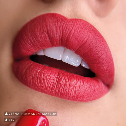 Resultado de micropigmentación de labios con Swiss Color 717 Velvet Kiss, rosa malva cálido uniforme y elegante, ideal para lip blush y técnicas soft lips