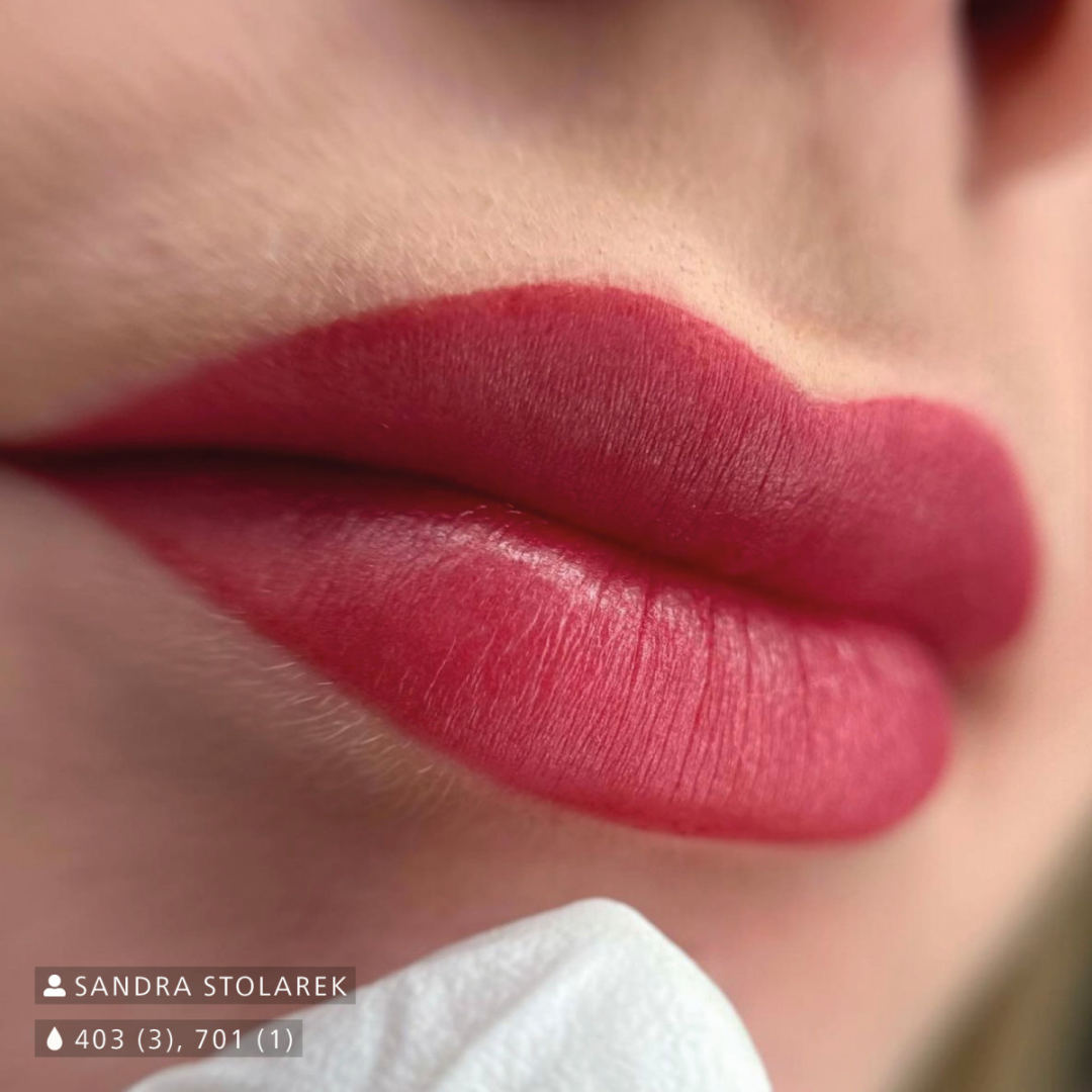 Resultado de micropigmentación de labios con mezcla Swiss Color 403 Passion Berry y 701 Wild Rose: acabado uniforme, elegante y frío, ideal para técnicas modernas