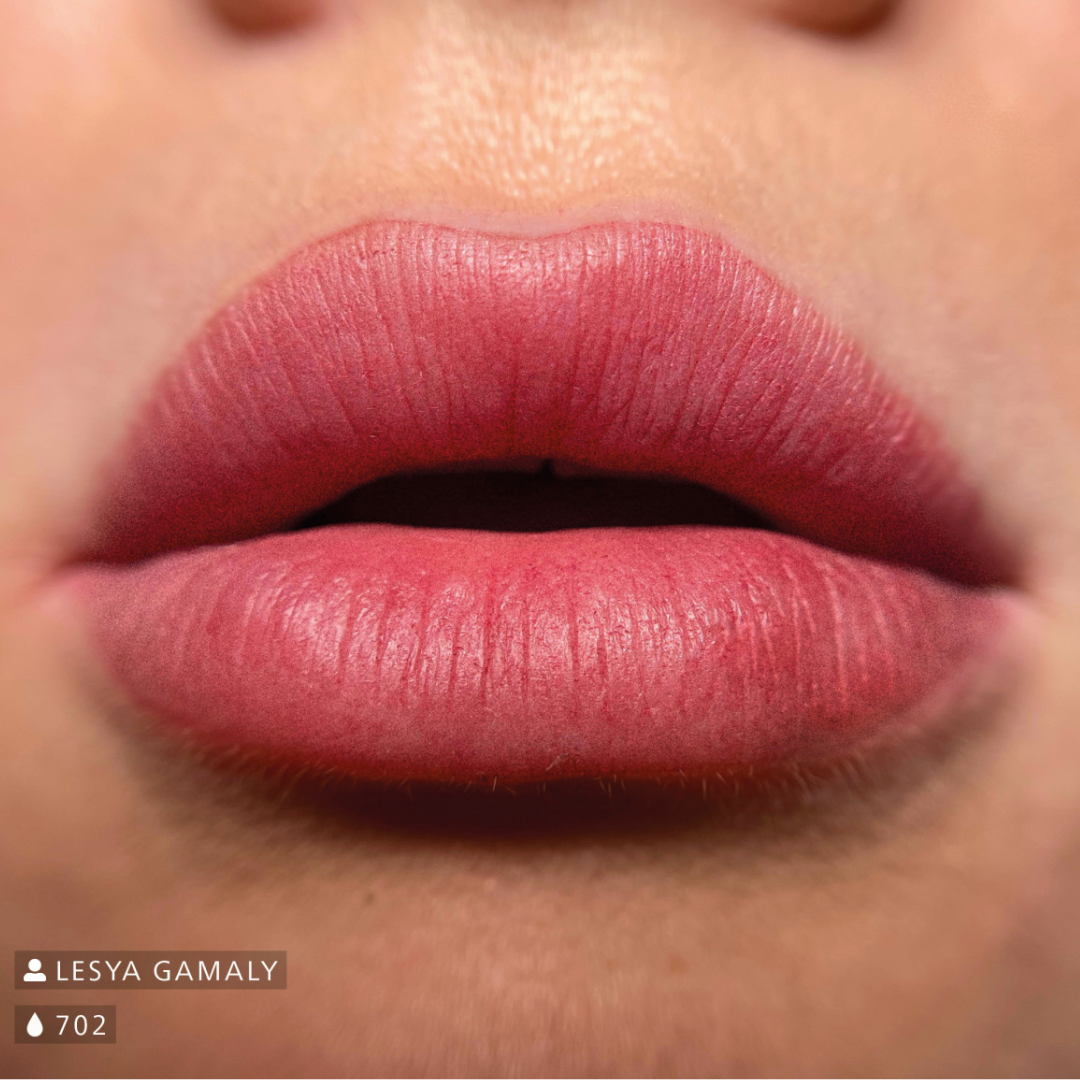Resultado de micropigmentación de labios con Swiss Color 702 Passion Rose, efecto natural y luminoso, rosa cálido suave con acabado uniforme