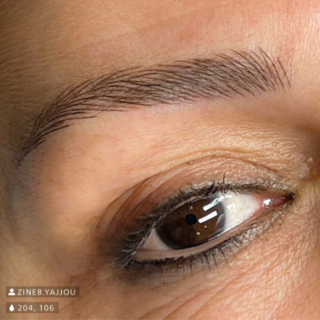 Resultado micropigmentación cejas con pigmento Swiss Color 106 Gold tono cálido natural efecto equilibrado y luminoso