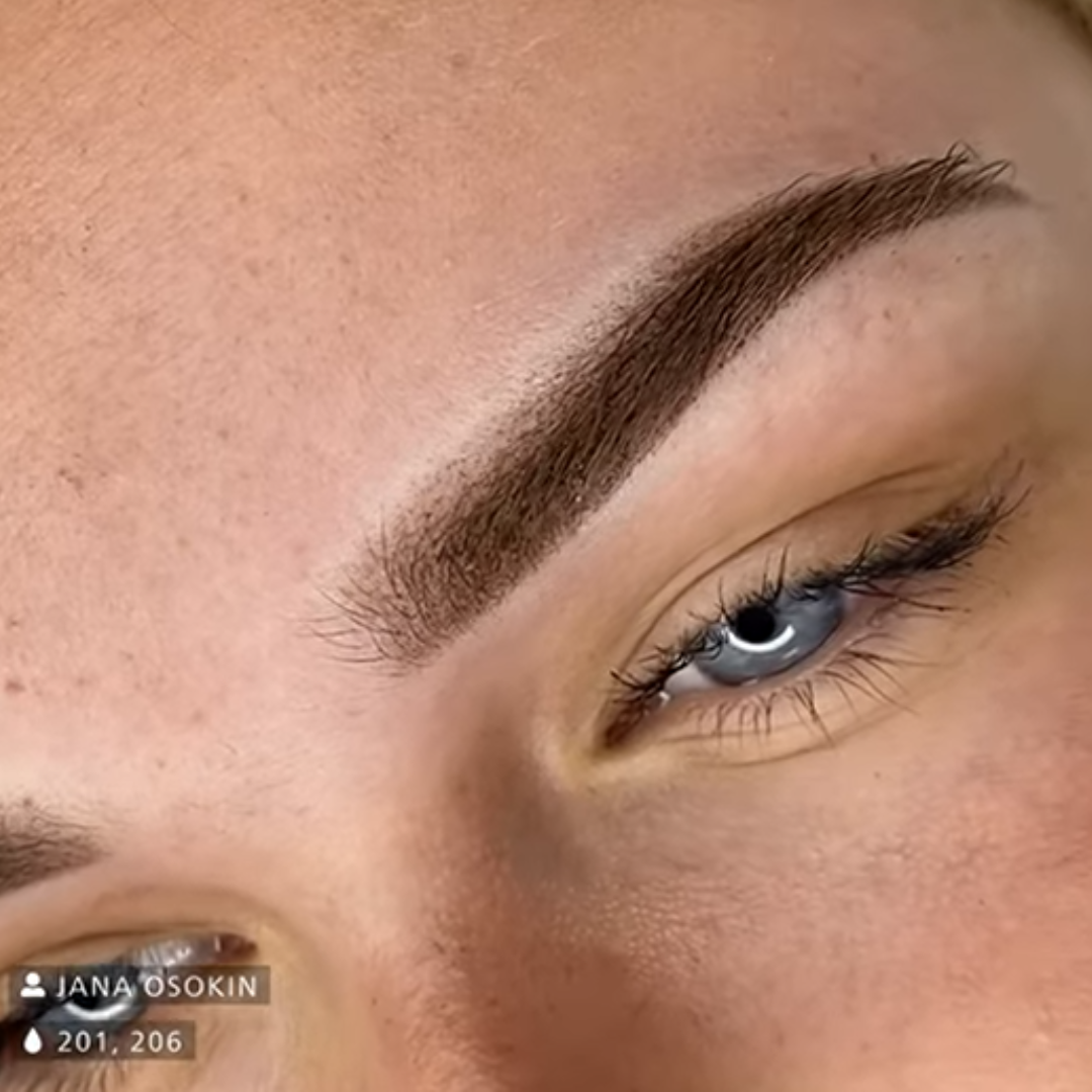 Resultado de micropigmentación de cejas con Swiss Color 201 Honey Brown, marrón cálido claro de acabado natural en cejas definidas y suaves