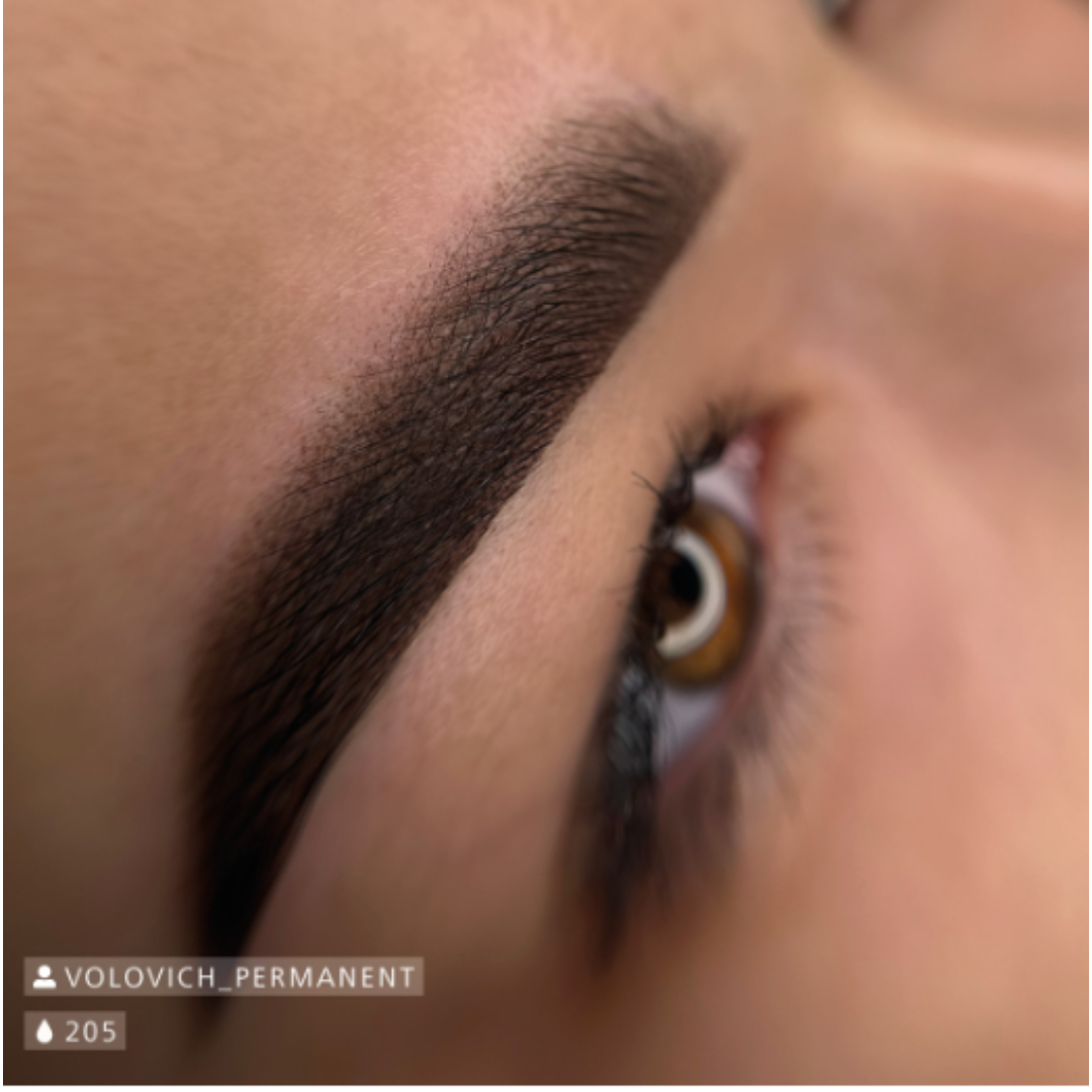 Resultado de micropigmentación de cejas con Swiss Color 205 Dark Brown, marrón oscuro natural en cejas definidas, intensas y equilibradas