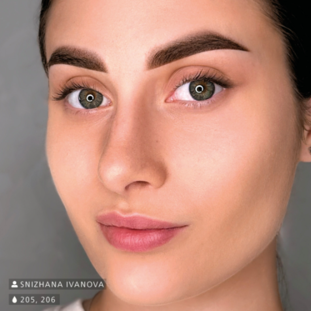Resultado de micropigmentación de cejas con Swiss Color 206 Cocoa Brown, marrón ceniza frío en cejas definidas, naturales y equilibradas