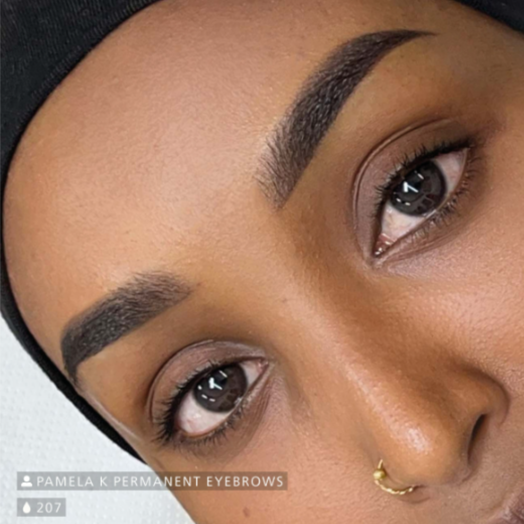 Resultado de micropigmentación de cejas con Swiss Color 207 Ebony Brown, marrón ébano frío en cejas intensas, definidas y de aspecto natural