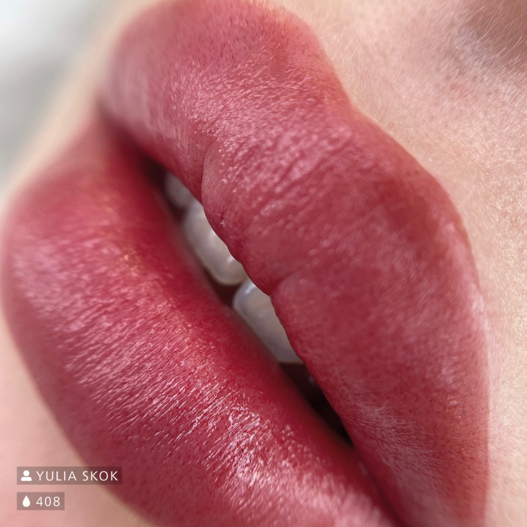 Resultado en labios pigmento PMU Swiss Color 408 Maroon Red rojo marrón cálido efecto nude profundo micropigmentación profesional