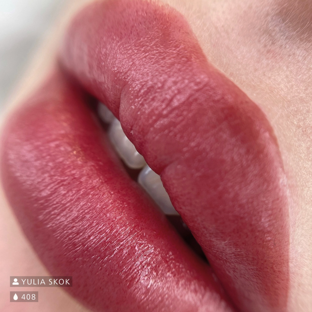 Resultado en labios pigmento PMU Swiss Color 408 Maroon Red rojo marrón cálido efecto nude profundo micropigmentación profesional