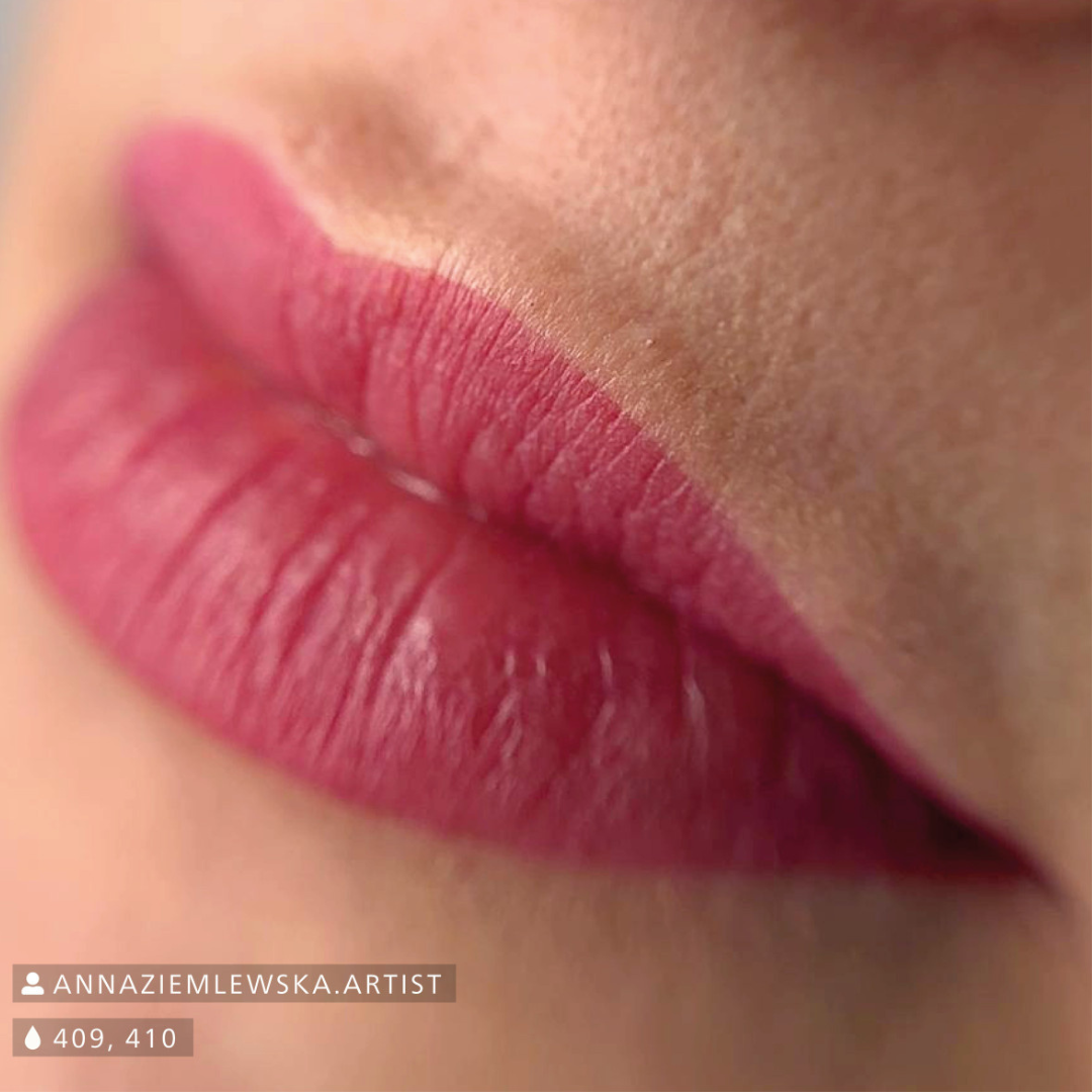 Resultado micropigmentación labios con Swiss Color 410 Royal Plum efecto profundo y elegante subtono frío mezcla profesional