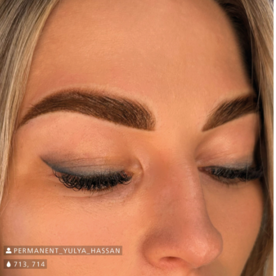 Resultado de micropigmentación de cejas con Swiss Color 713 Blond Brown, rubio castaño suave en cejas naturales, definidas y de efecto realista