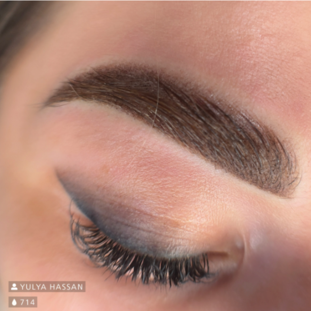Resultado de micropigmentación de cejas con Swiss Color 714 Medium Brown, marrón medio cálido en cejas naturales, definidas y armoniosas