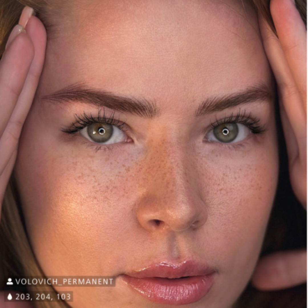Resultado micropigmentación corrección de cejas tonos fríos con pigmento PMU Swiss Color Orange 103 efecto natural equilibrado