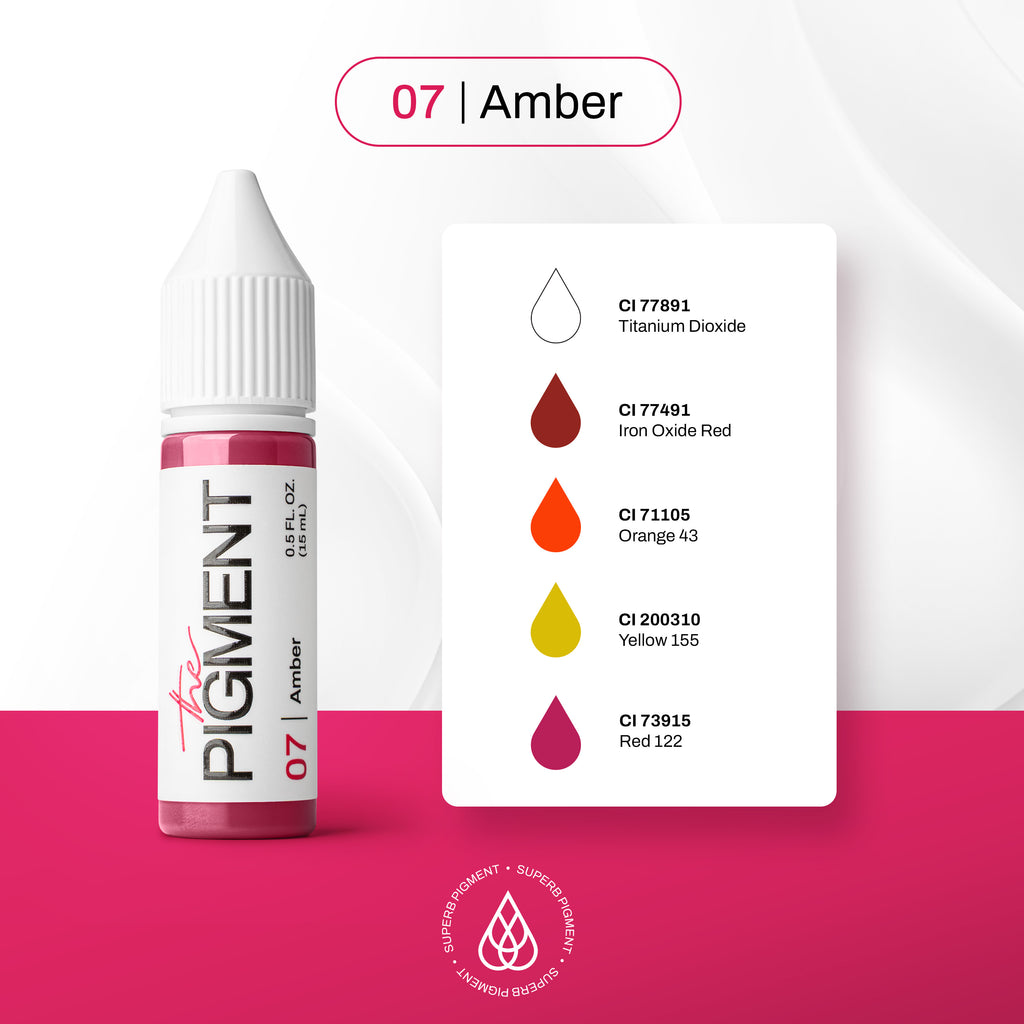 Composición CI del pigmento PMU The Pigment 07 Amber para labios: CI 77891 Titanium Dioxide, CI 77491 Iron Oxide Red, CI 71105 Orange 43, CI 200310 Yellow 155 y CI 73915 Red 122.