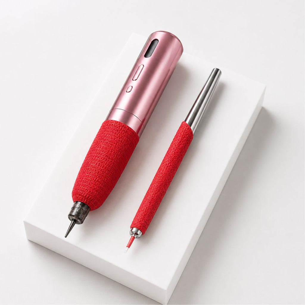 Venda grip roja aplicada en pen machine y manipulo para micropigmentación
